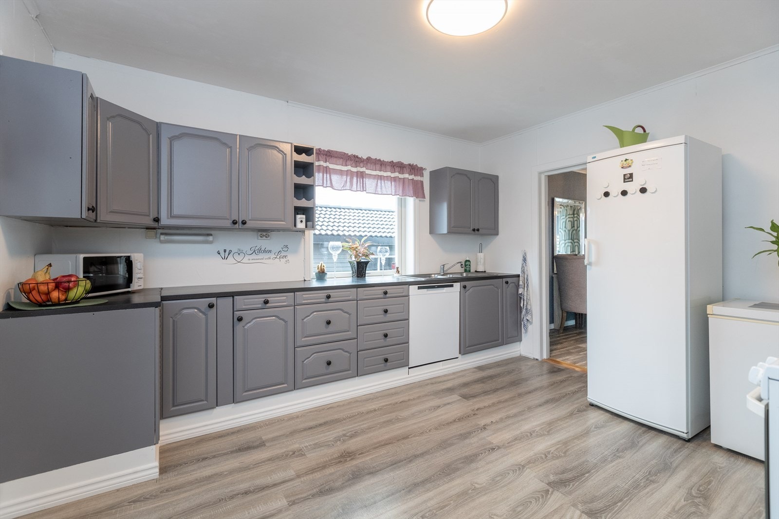 Integrerte hvitevarer som platetopp, komfyr og oppvaskmaskin gir en praktisk løsning. Galleribilde