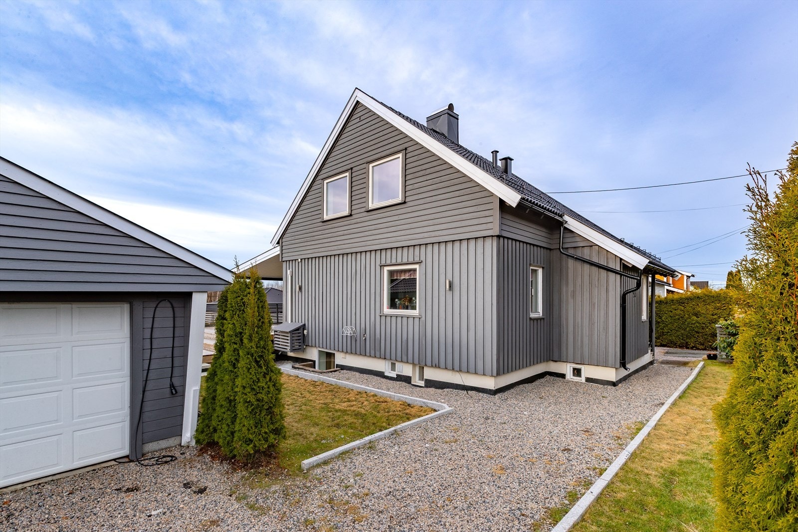 Garasjen er oppført i trekonstruksjoner og har et bruksareal på 21 m². Galleribilde