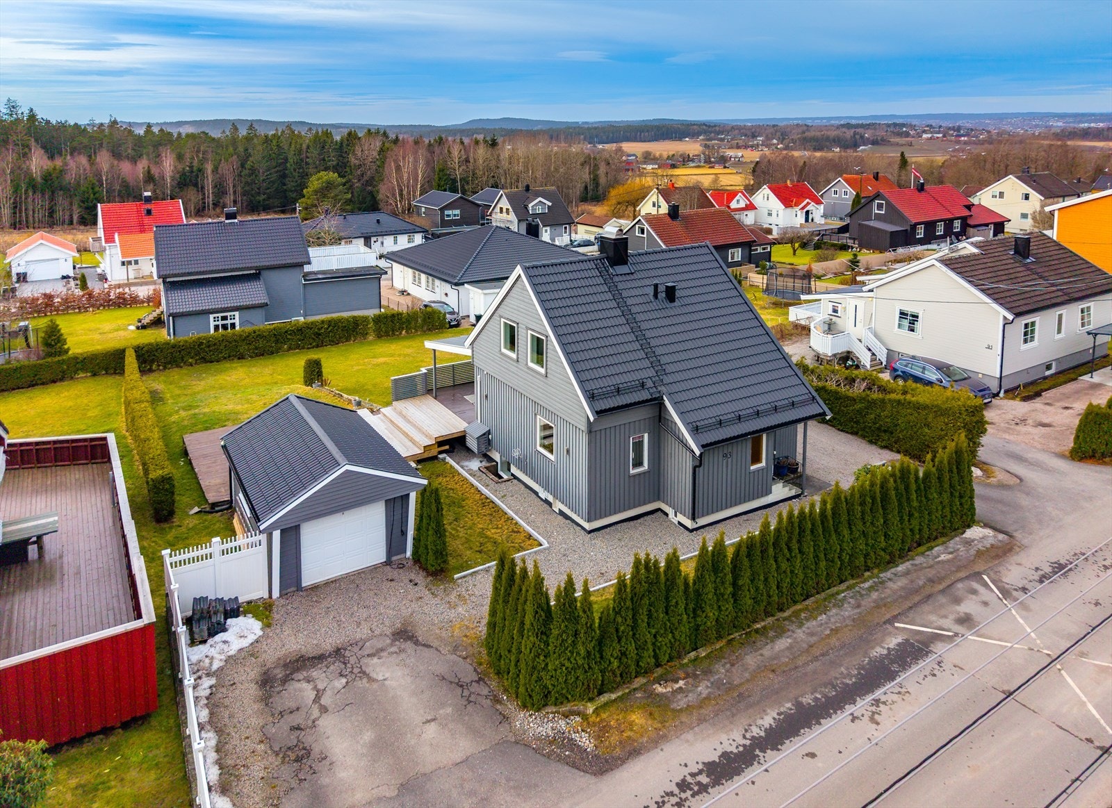 Eiendommen har offentlig adkomstvei og er tilknyttet offentlig vann og avløp. Galleribilde
