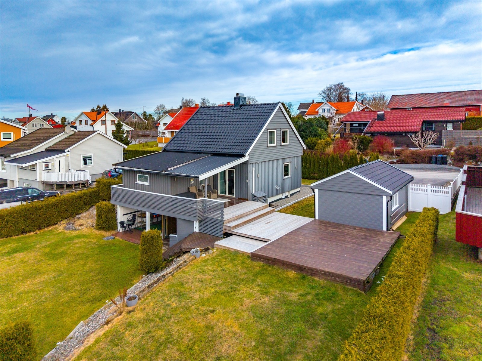 Tomten er opparbeidet med plen og har mulighet for utvidelse av uteareal. Galleribilde