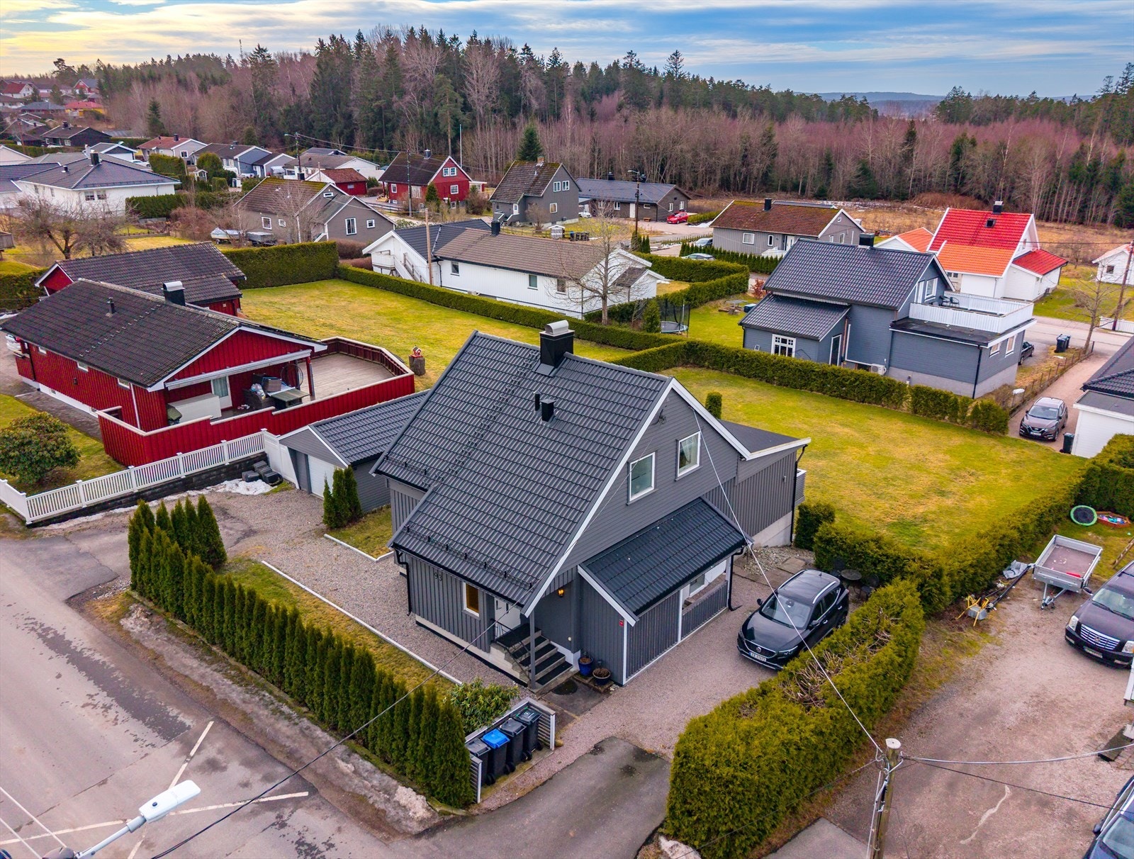 Eiendommen har en garasje med et bruksareal på 21 m². Galleribilde