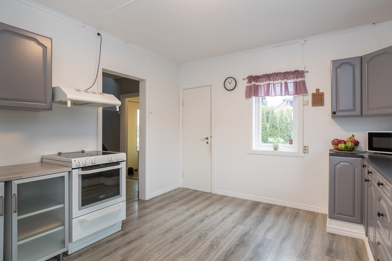 Kjøkkenet har profilerte fronter og en laminat benkeplate med nedfelt vaskekum. Galleribilde