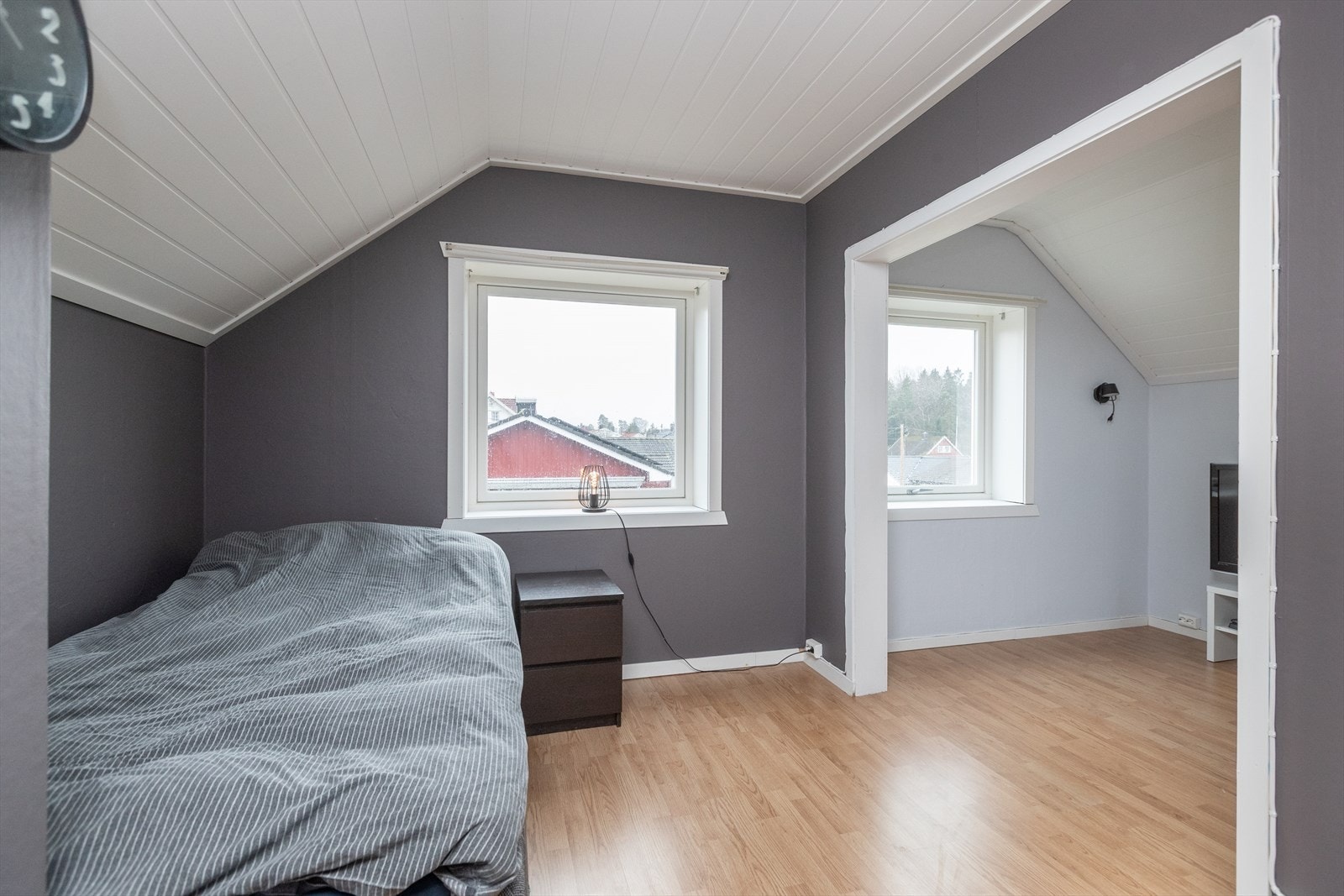 Store vinduer gir godt med naturlig lys til rommet. Galleribilde