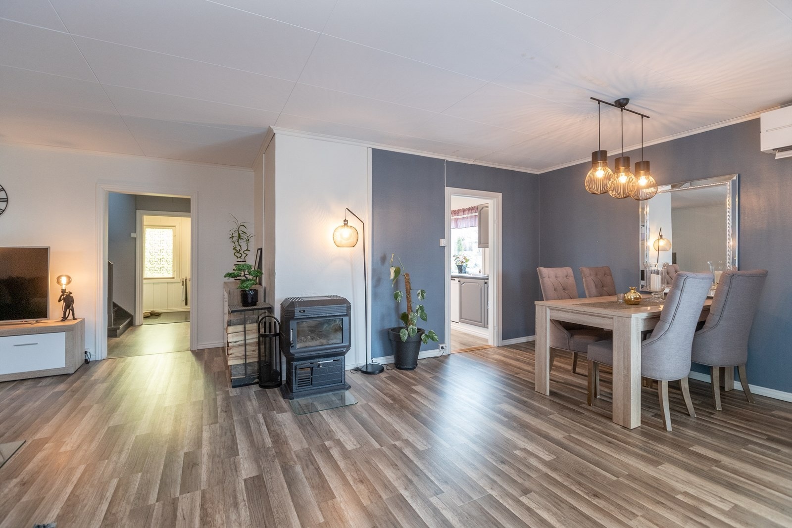 Stuen har direkte tilgang til kjøkkenet, som gir en praktisk og sosial løsning. Galleribilde