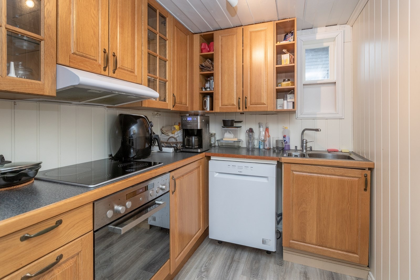 Kjøkkenet er utstyrt med profilerte fronter, laminat benkeplate og integrerte hvitevarer. Galleribilde