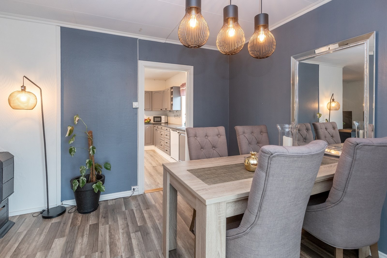 Spiseplass i stuen med plass til spisebord og stoler for komfortable måltider. Galleribilde