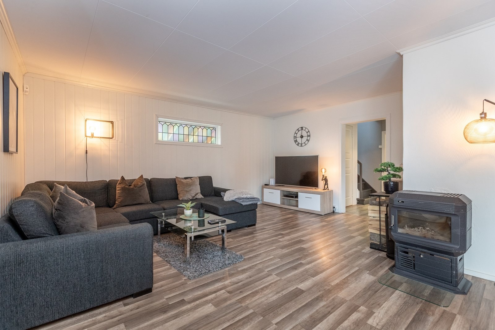 Vedovn i stuen gir ekstra varme og en hyggelig atmosfære. Galleribilde