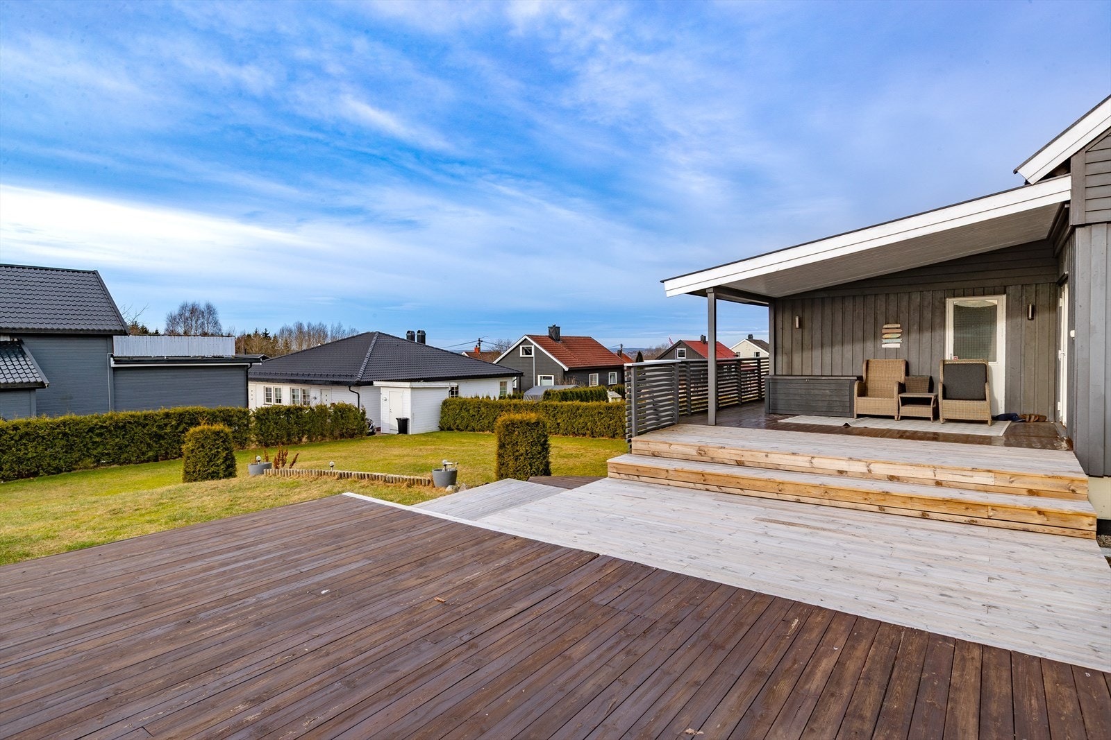 Fra stuen er det direkte utgang til en terrasse på 76 m², oppført i trekonstruksjon. Galleribilde