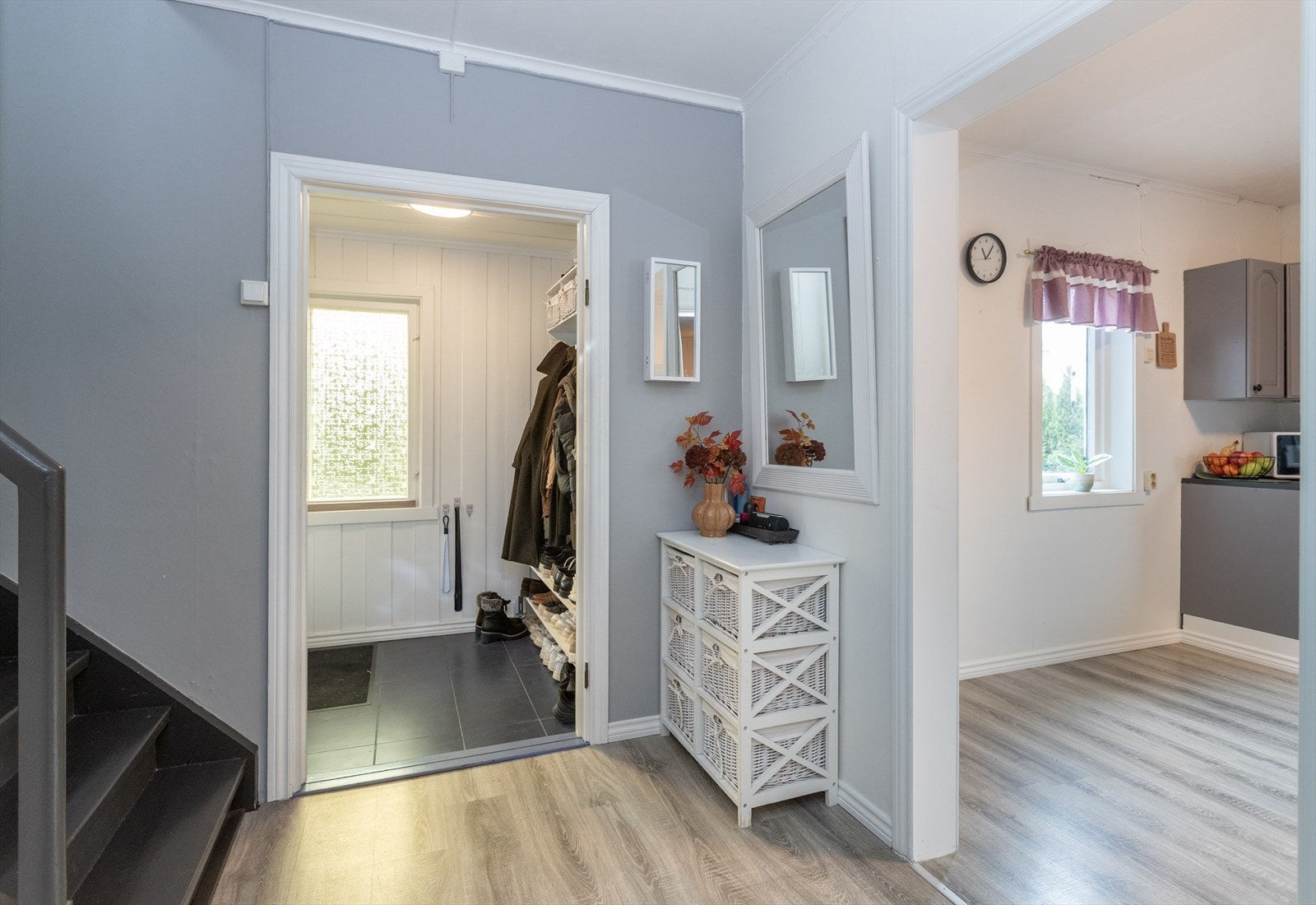 Skyvedørsgarderobe i entréen gir praktisk oppbevaringsplass. Galleribilde