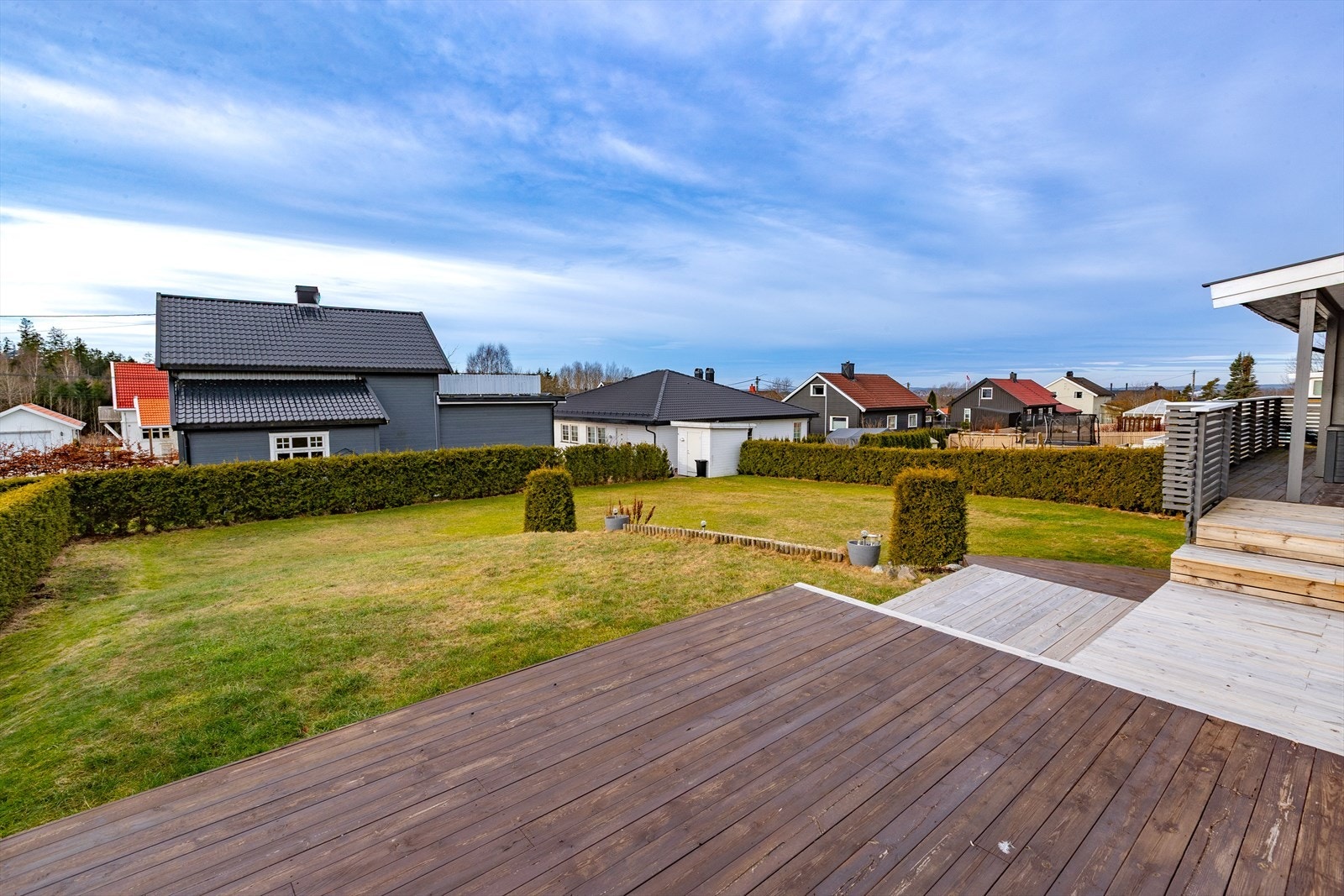 Fra stuen er det utgang til en terrasse på 76 m², oppført i trekonstruksjoner. Galleribilde