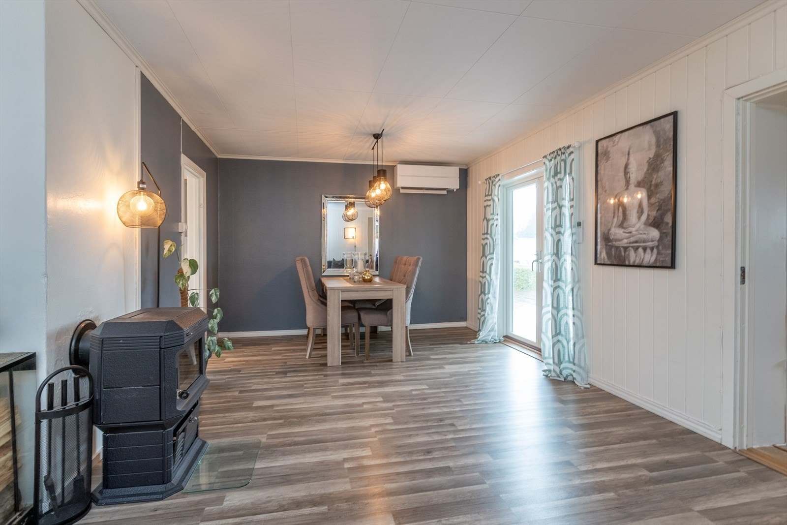 Vedovn i stuen bidrar til effektiv oppvarming og en praktisk varmekilde. Galleribilde