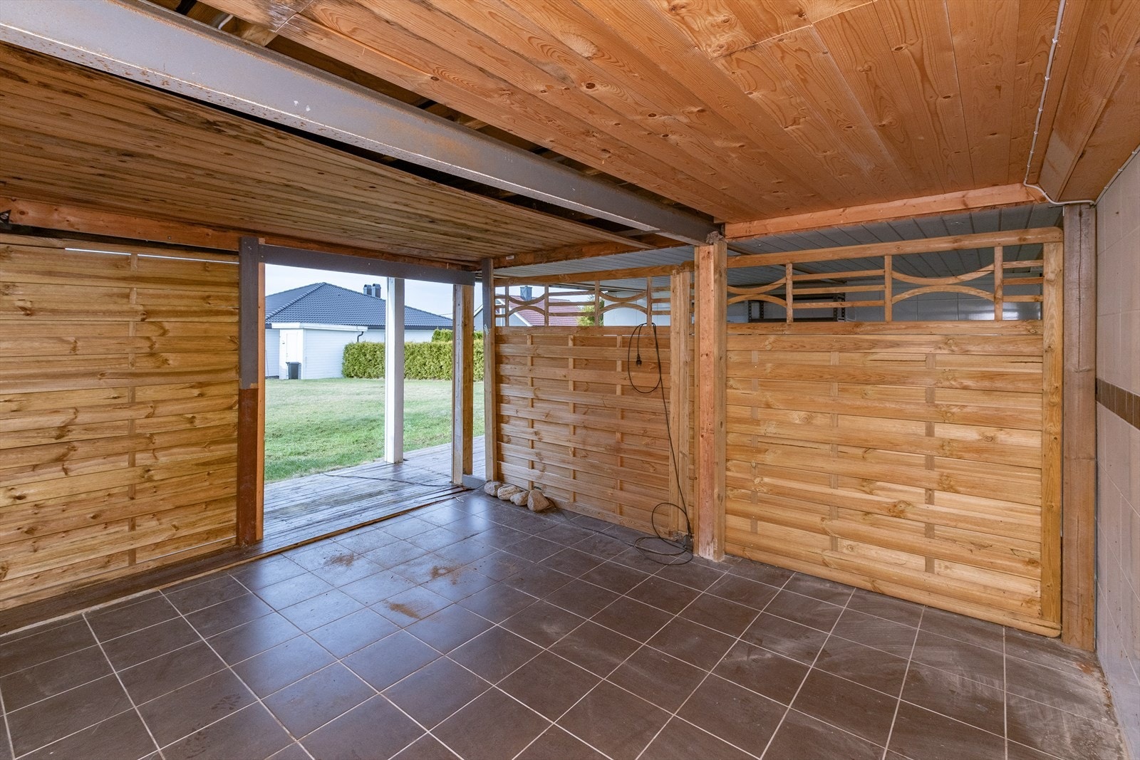 Boligen har en terrasse på 76 m² oppført i trekonstruksjoner med fundamentering. Galleribilde