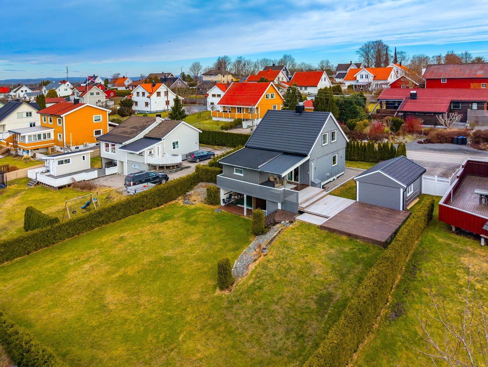 Hagen er avgrenset med hekk og gir gode muligheter for uteaktiviteter. Galleribilde