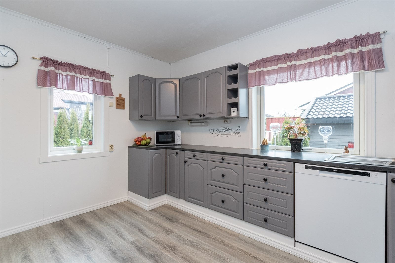 Kjøkkenet er utstyrt med ventilator med kullfilter og belysning over arbeidsområdet. Galleribilde