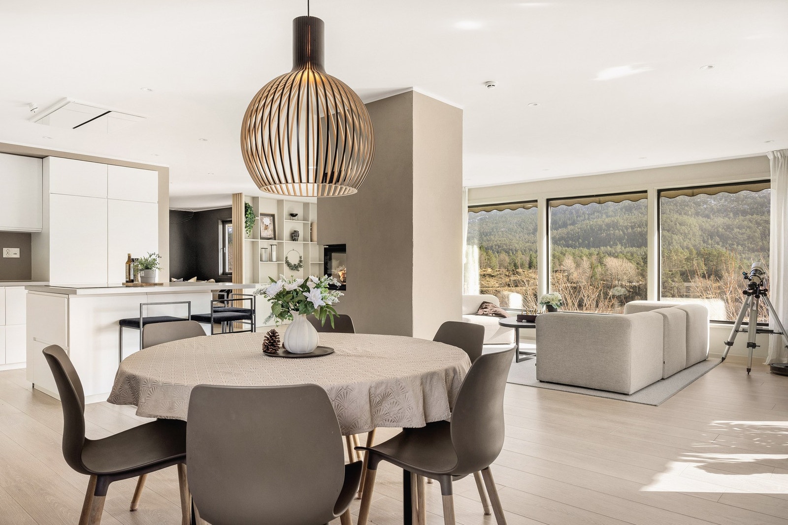 Samle venner og familie på gode måltider. Her har du god plass til langbord. Galleribilde