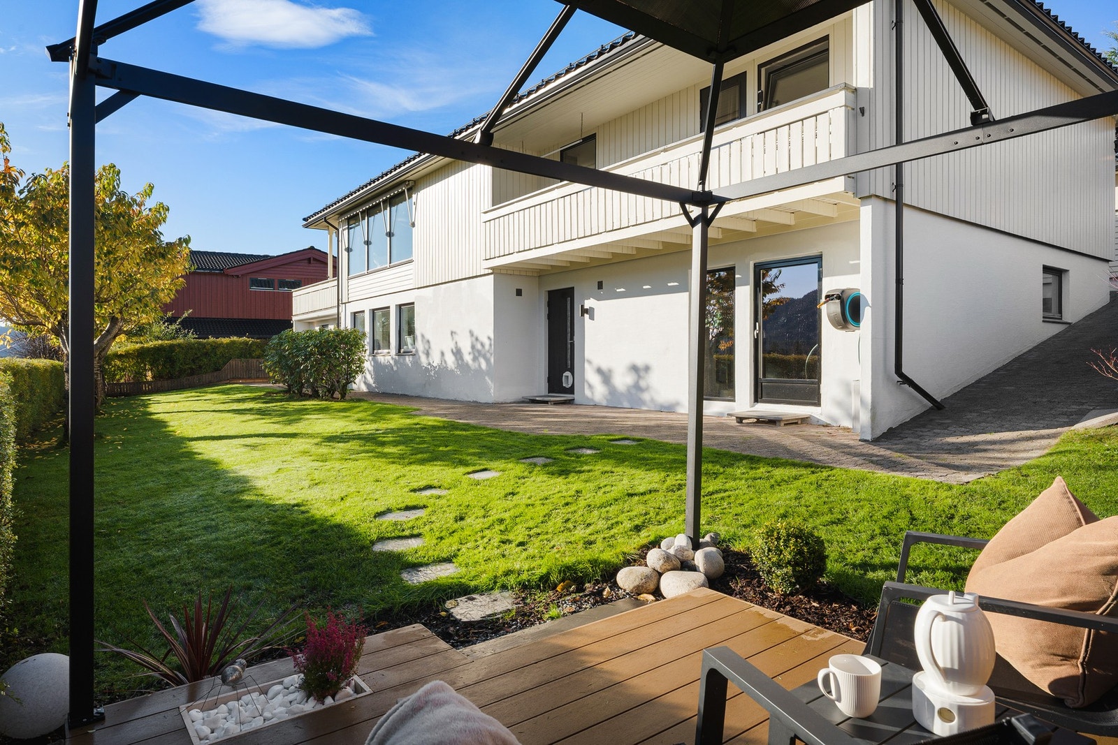 Uteområdet har flere sosiale soner for avslapping. Galleribilde