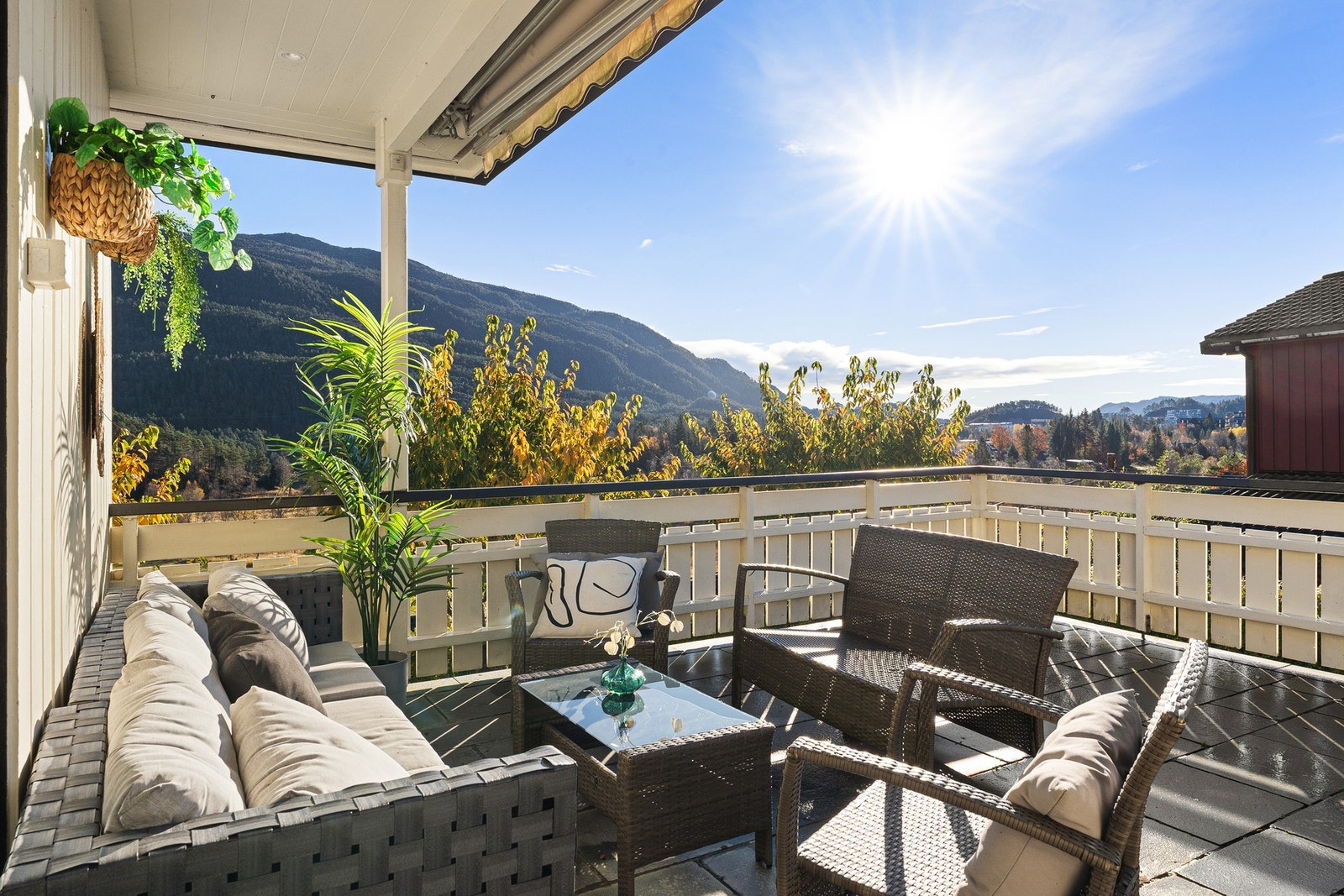 Fra stuen er det utgang til en stor altan på ca. 45 m², hvor du kan nyte gode solforhold og fin utsikt. Galleribilde