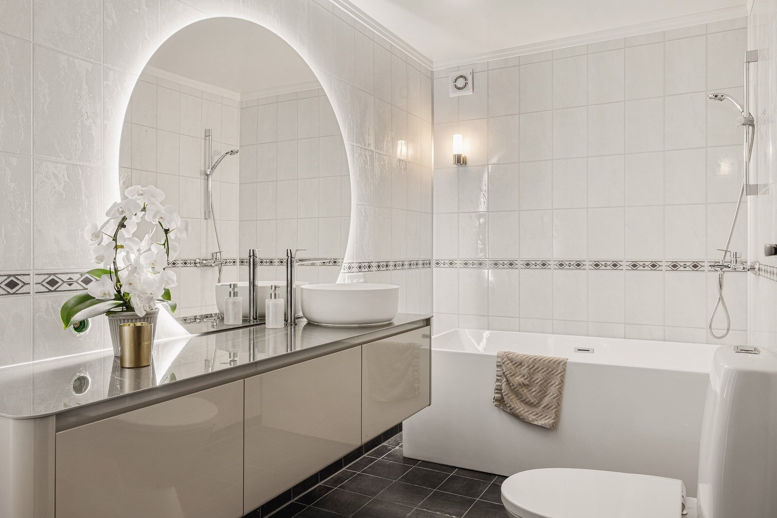 Romslig bad med badekar - Perfekt for avslapping etter en lang dag. Galleribilde