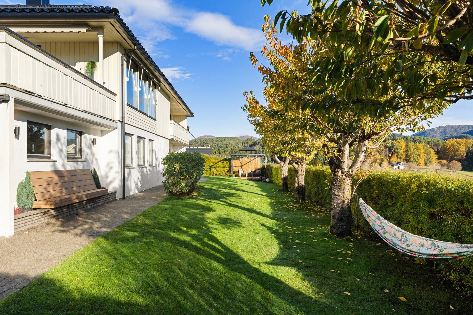 Her har du en fantastisk hage hvor barna kan leke fritt. Galleribilde