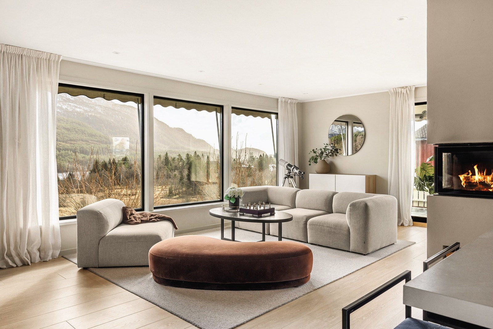 Boligen ble oppgradert i 2021 og går over to plan med et internt areal på 226 kvm. Galleribilde