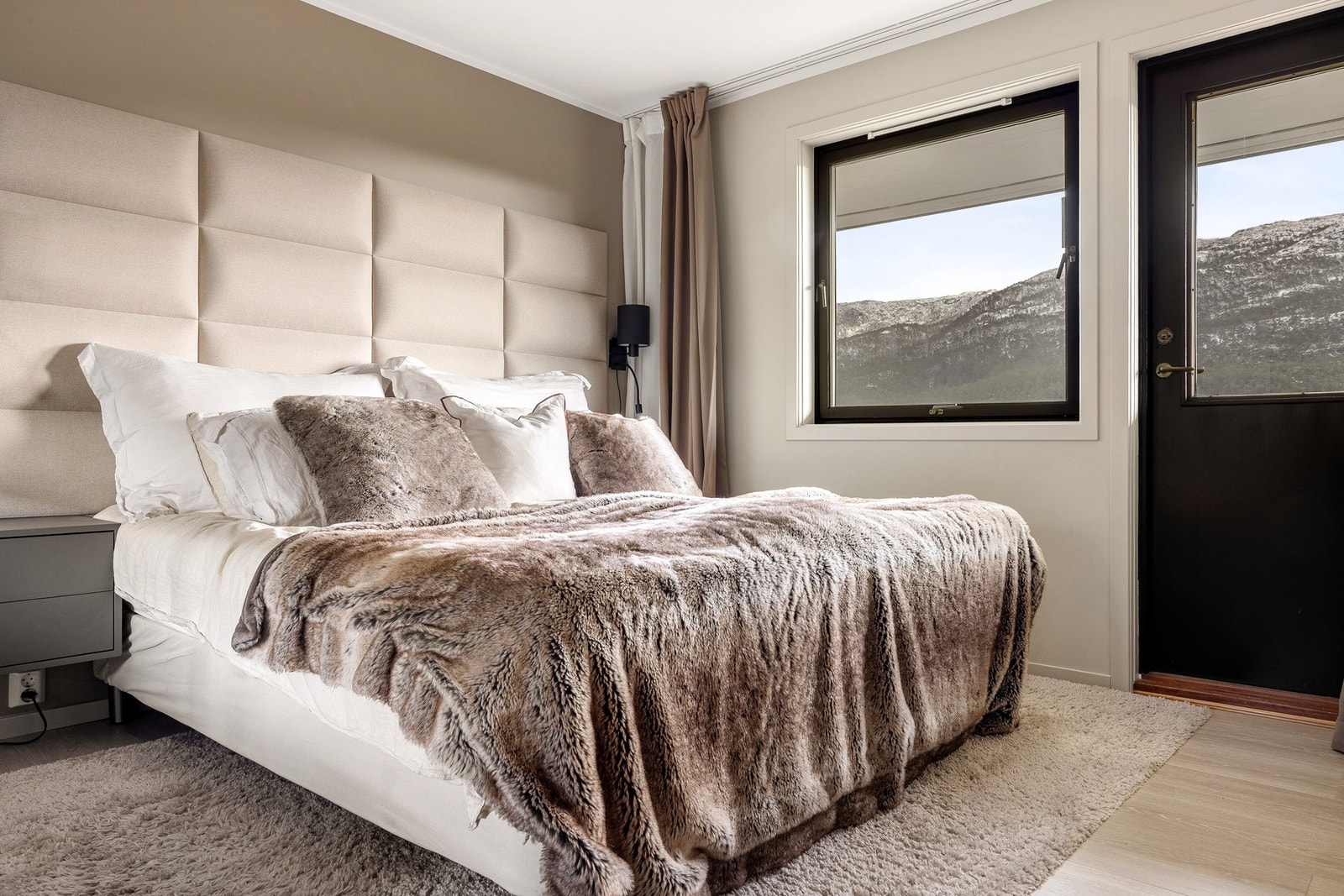 Overetasjen har to soverom på 11,5 og 8,3 kvm. Hovedsoverommet har utgang til en altan. Galleribilde