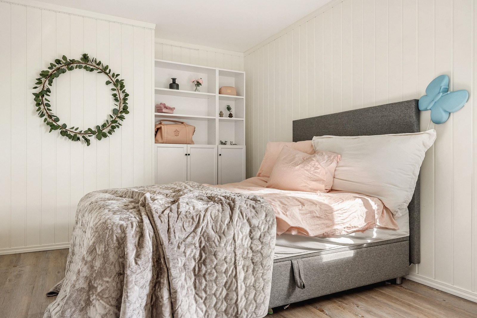 Begge har god plass til dobbeltseng, nattbord på hver side og garderobe. Galleribilde