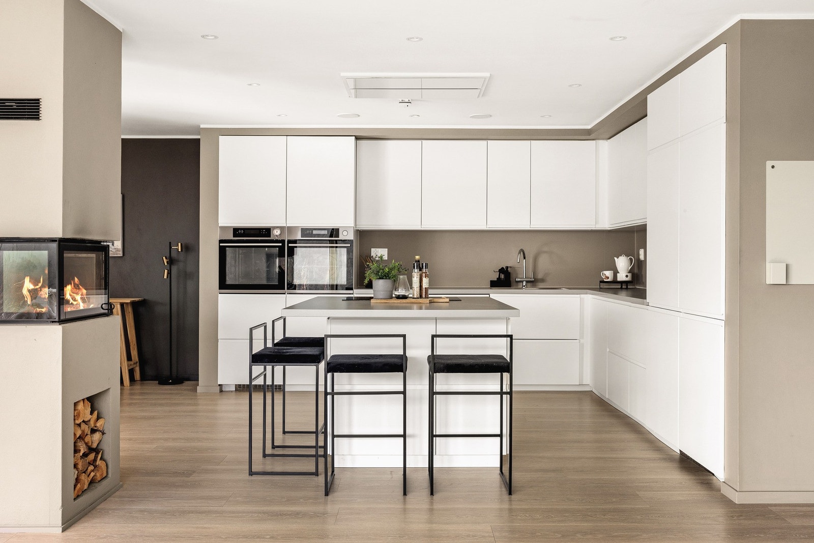 Kjøkkenet har en praktisk kjøkkenøy for ekstra benkeplass og sitteplasser. Galleribilde