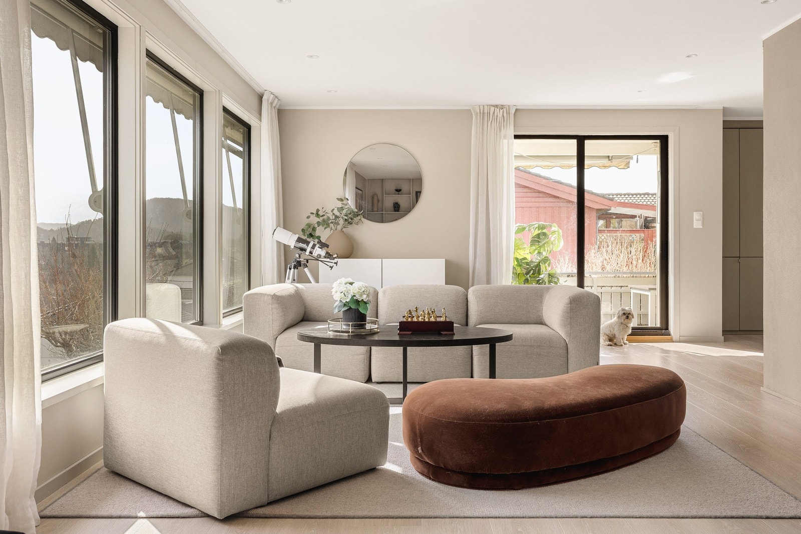 Boligen samlingspunkt er en stor og åpen løsning mellom stuen og kjøkkenet på hele 73 kvm. Galleribilde