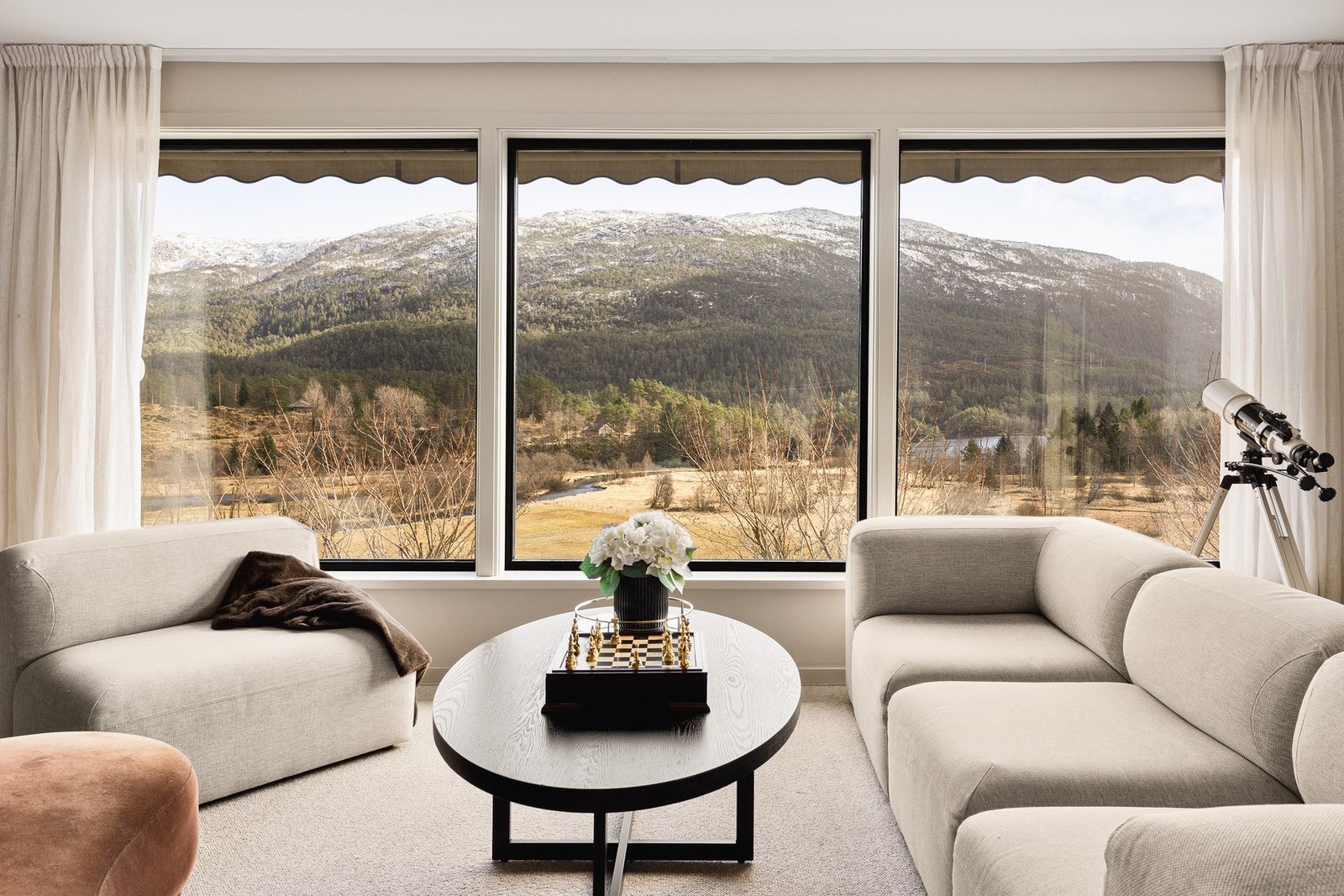 Stuen har store vindusflater som slipper inn mye naturlig lys og har en fantastisk utsikt. Galleribilde