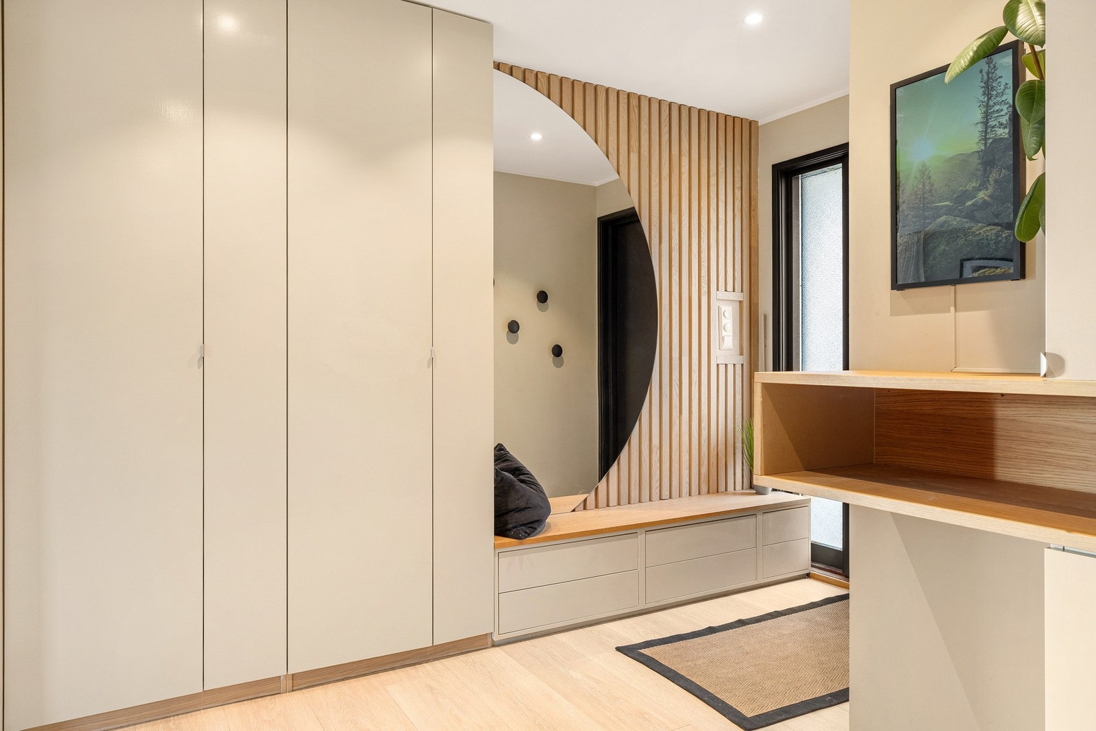 Her har du god plass til oppbevaring av sko og yttertøy. Galleribilde