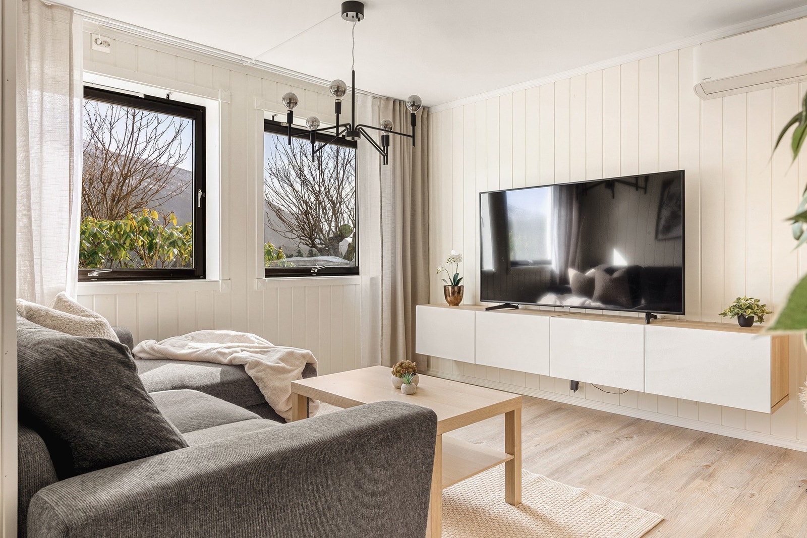 I underetasjen har du en TV-stue på 16,5 kvm. Galleribilde