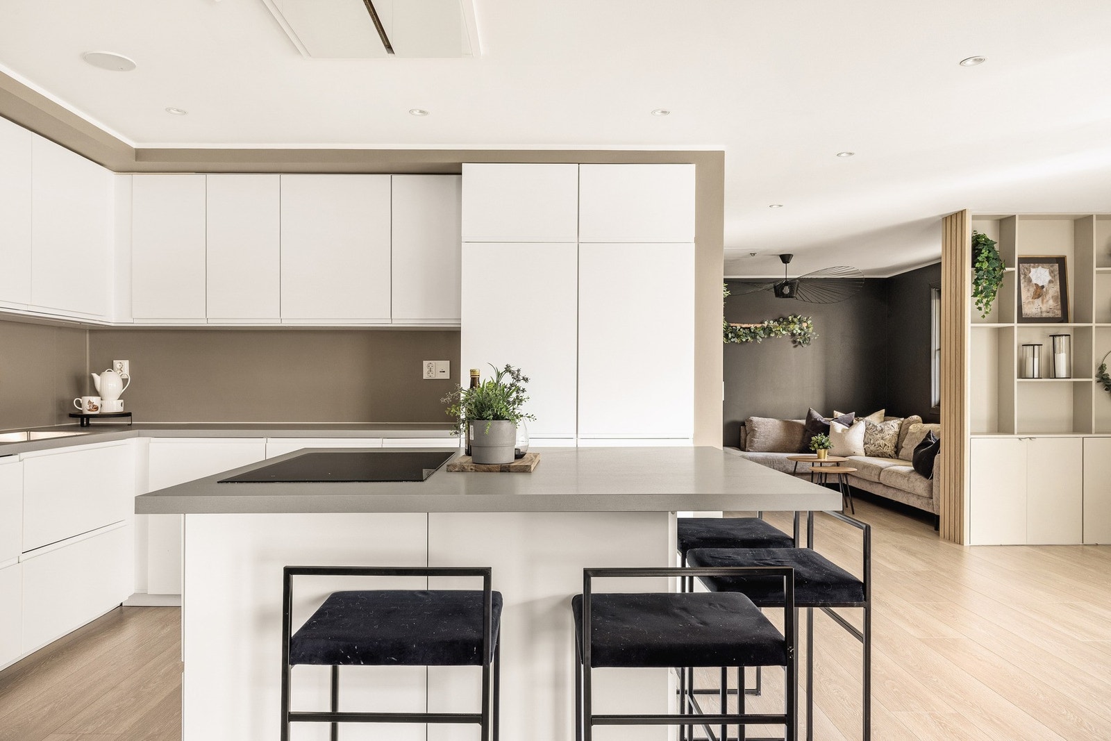 Kjøkkenet fremstår moderne med slette fronter, integrerte hvitevarer og gode arbeidsflate. Galleribilde