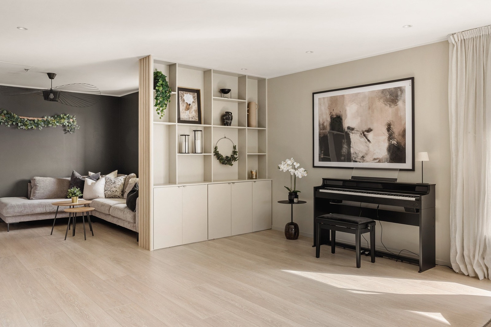 I enden av stuen finner du et delvis adskilt rom som egner seg svært godt som en TV-stue. Galleribilde