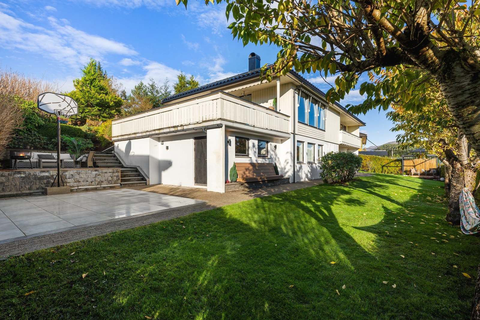 Boligen har fantastiske uteområder og et internt bruksareal på 226 kvm. Galleribilde