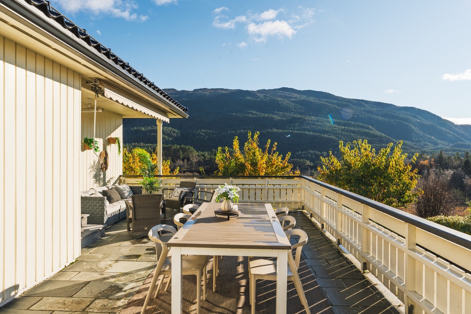 Innred med flere sittegrupper og inviter til sosiale sammenkomster. Galleribilde