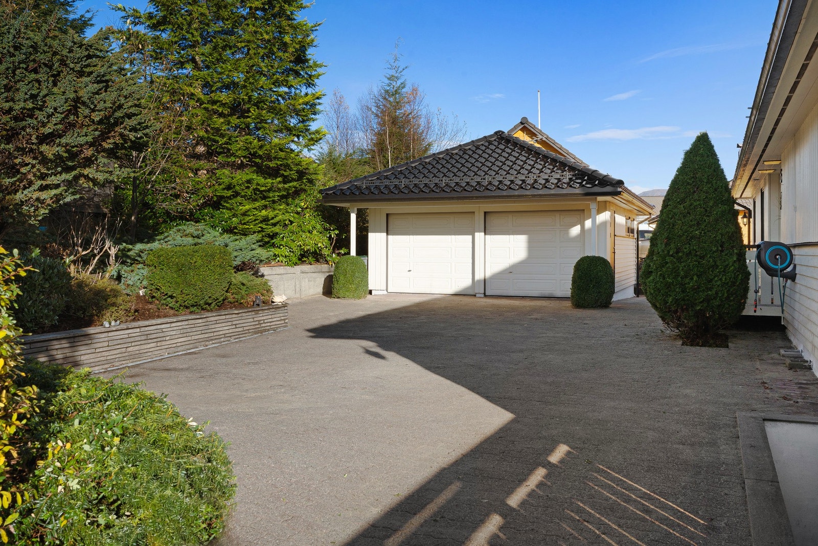 Du har gode parkeringsmuligheter på egen tomt og i dobbelgarasjen. Galleribilde