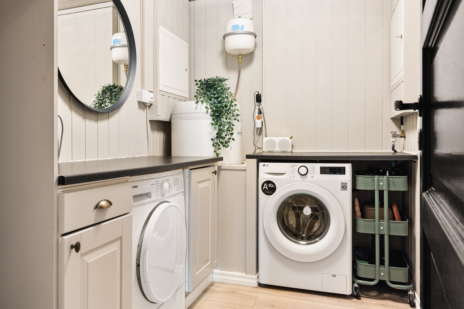 Praktisk vaskerom med 200 liters varmtvannstank, opplegg for vaskemaskin og tørketrommel, skap for rør-i-rør system og god benkeplass. Galleribilde