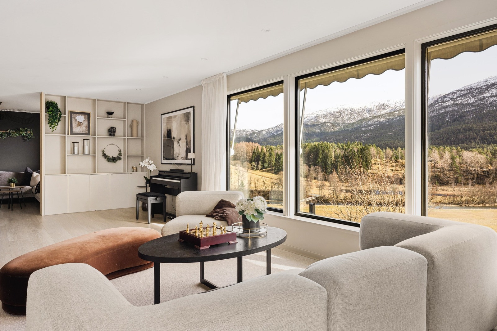 Her har du god plass til å innrede med sofa, spisegruppe og annet ønsket møblement. Galleribilde