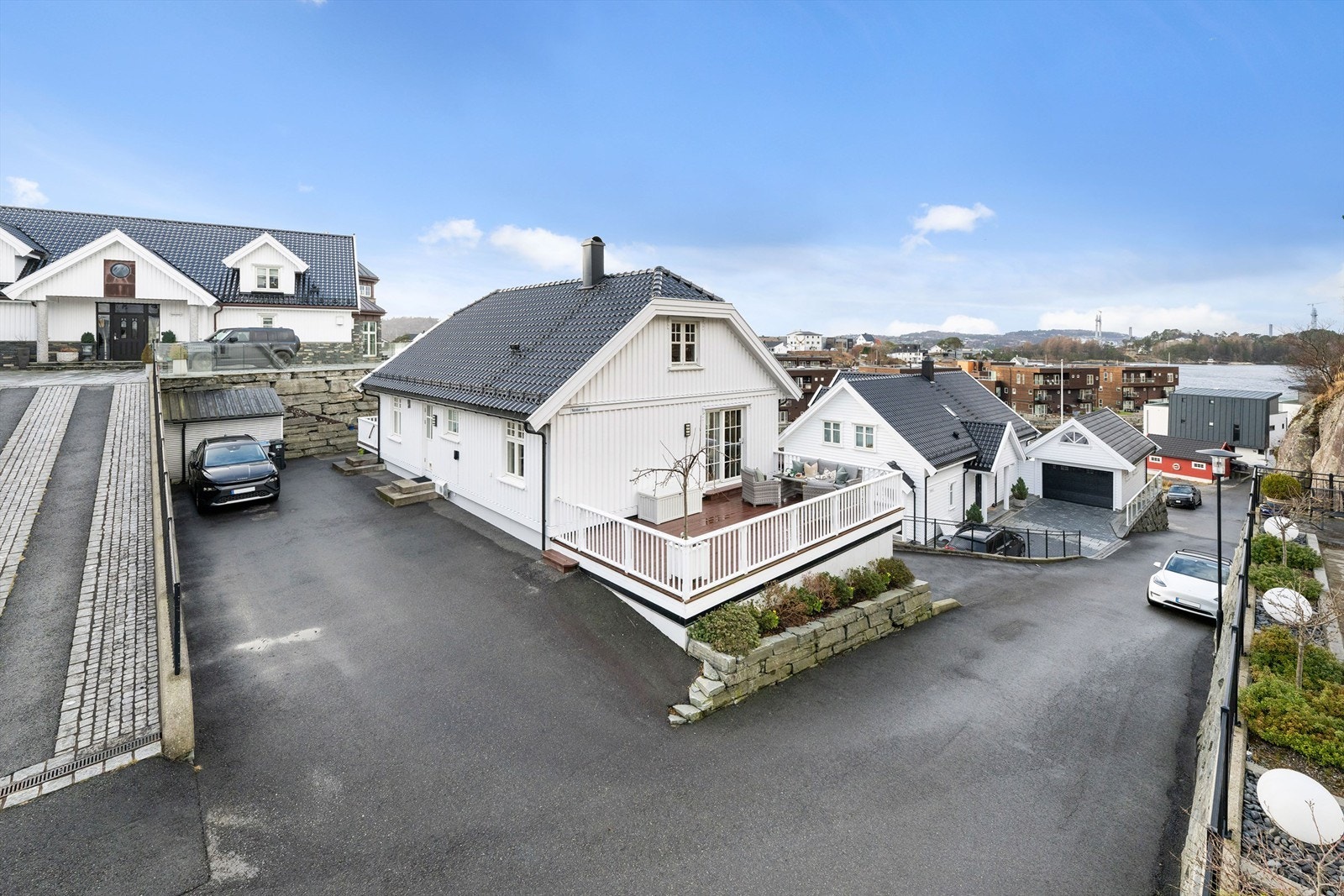I tillegg til garasjen er det gode biloppstillingsplasser også på baksiden av huset Galleribilde