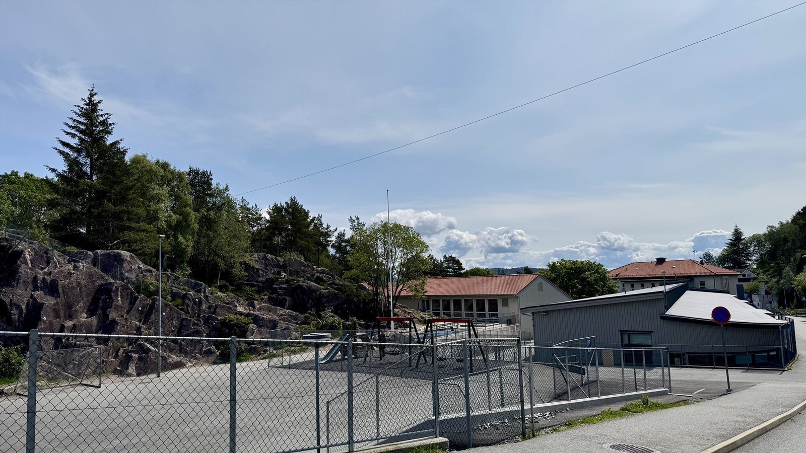 Til Mathopen barneskole tar det ca 4 minutter med bil Galleribilde