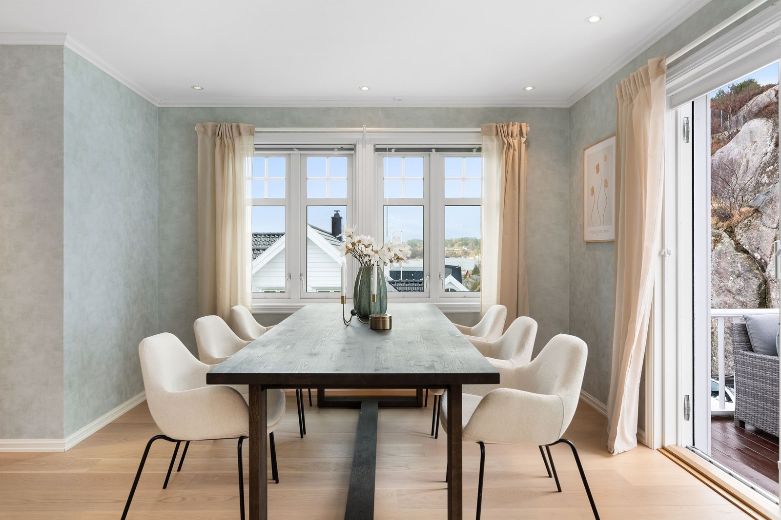 Fra spisestuen er det også utgang til enda en uteplass. Skyvedøren gir en sømløs overgang, og terrassen oppleves som en naturlig forlengelse av stuen. Galleribilde