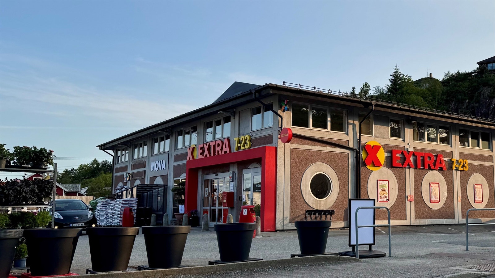 Extra matbutikk og Mova treningssenter i Mathopen ca. 4 minutters kjøring fra eiendommen Galleribilde