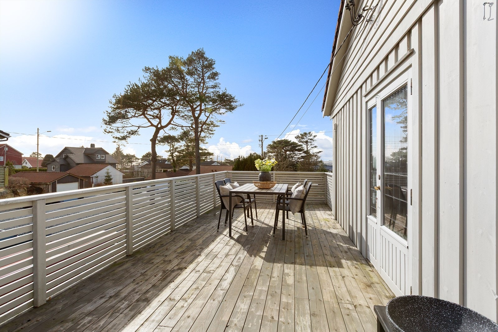 Fra stuen er det utgang til en herlig altan hvor varme sommerdager kan nytes. Galleribilde