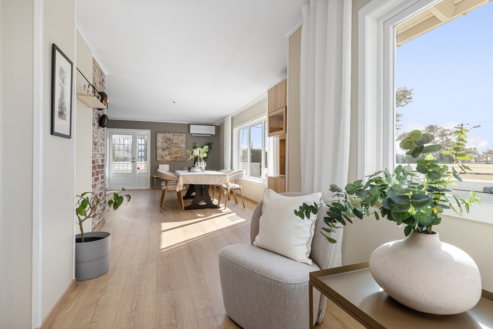 Rommet er stort og åpent med naturlig inndeling av de ulike sonene. Galleribilde