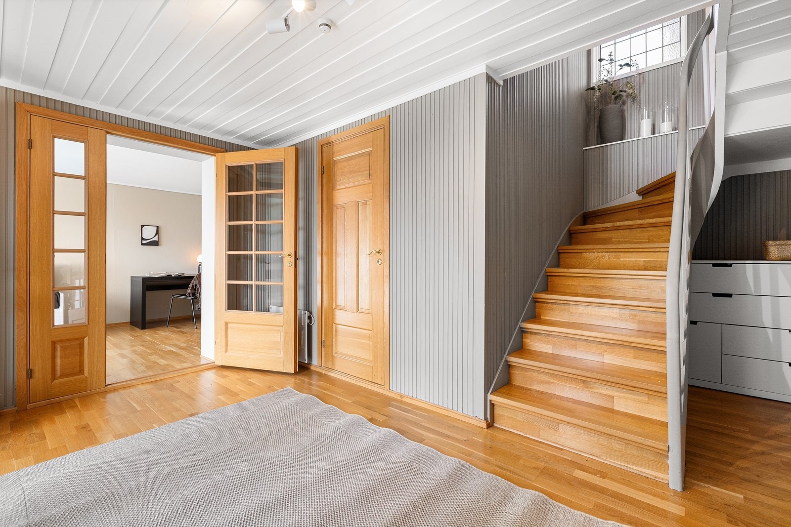 Lys og luftig entrè i vindfang med videre adkomst til en større gang, god plass til oppbevaringsmøblement for yttertøy og sko. Galleribilde