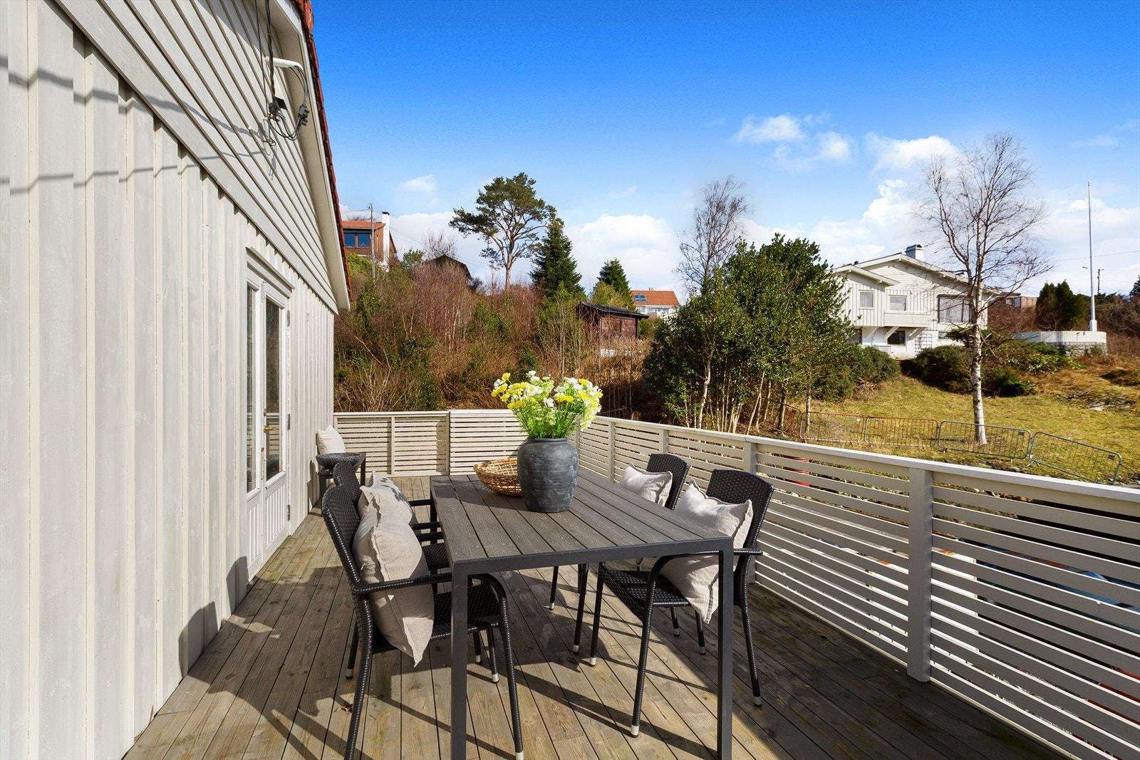 Her er det god plass til møblering av hagemøbler. Galleribilde