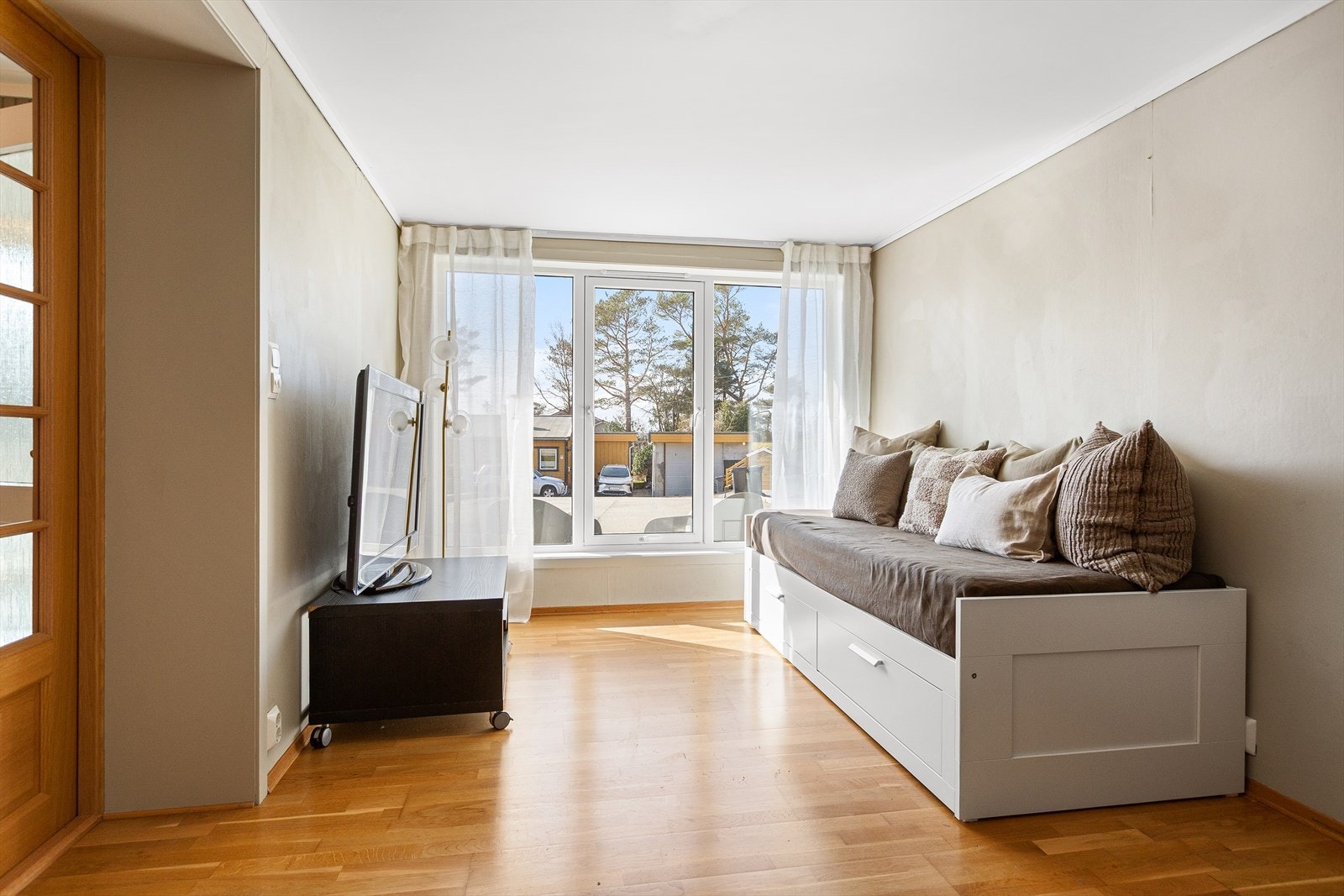 Rommet passer også fint som tv-stue. Praktisk garderobe/bod like innenfor soverommet. Galleribilde