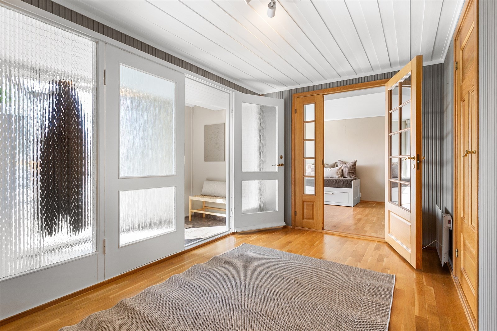 I denne etasjen finner du et stort soverom og et større bodareal med god oppbevaringsplass, i tillegg til et "hobbyrom" innredet som soverom (ikke godkjent). Galleribilde