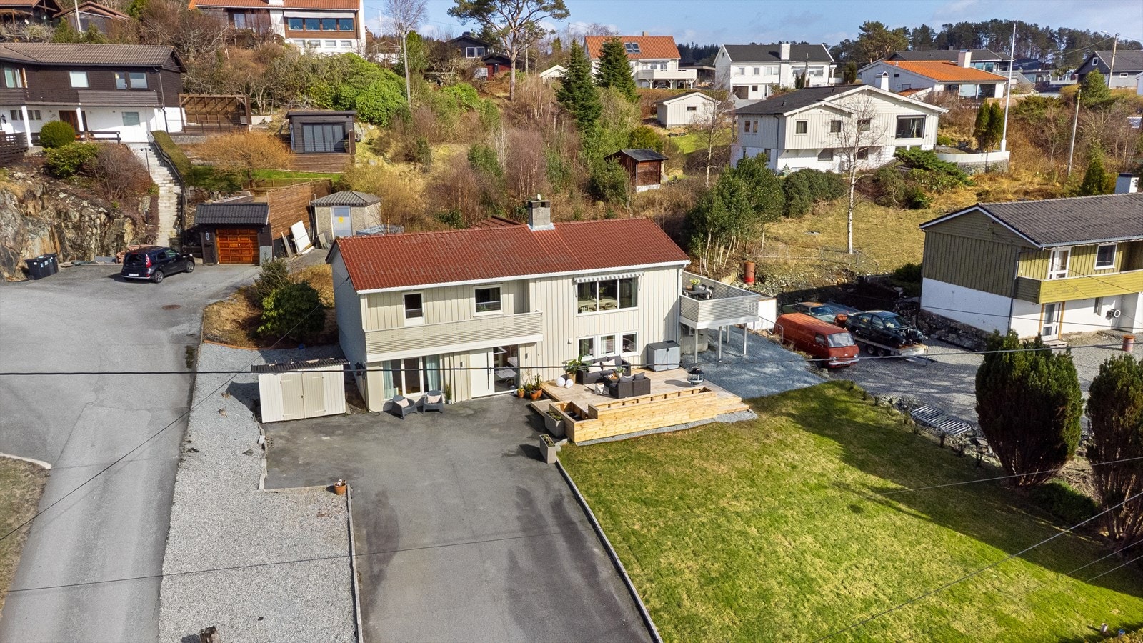 Kort vei til populære turterreng på Bjøllehaugen turområde, Skuggaberg og Vormedalsvatnet, samt fritids-og aktivitetstilbud for barn og unge ved Vormedal Idrettsanlegg. Galleribilde