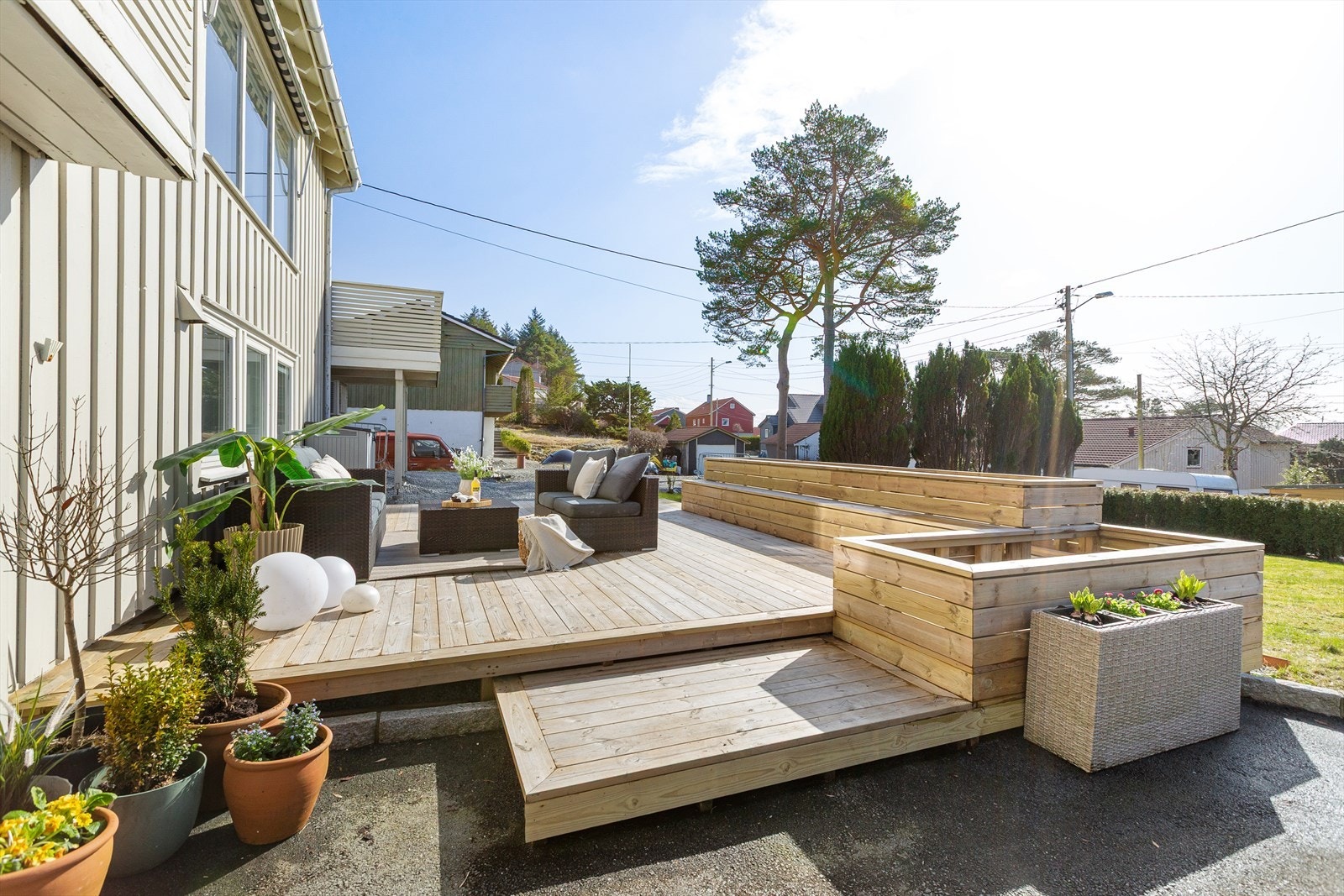 En innholdsrik og velstelt familiebolig med rause og solrike utearealer. Galleribilde